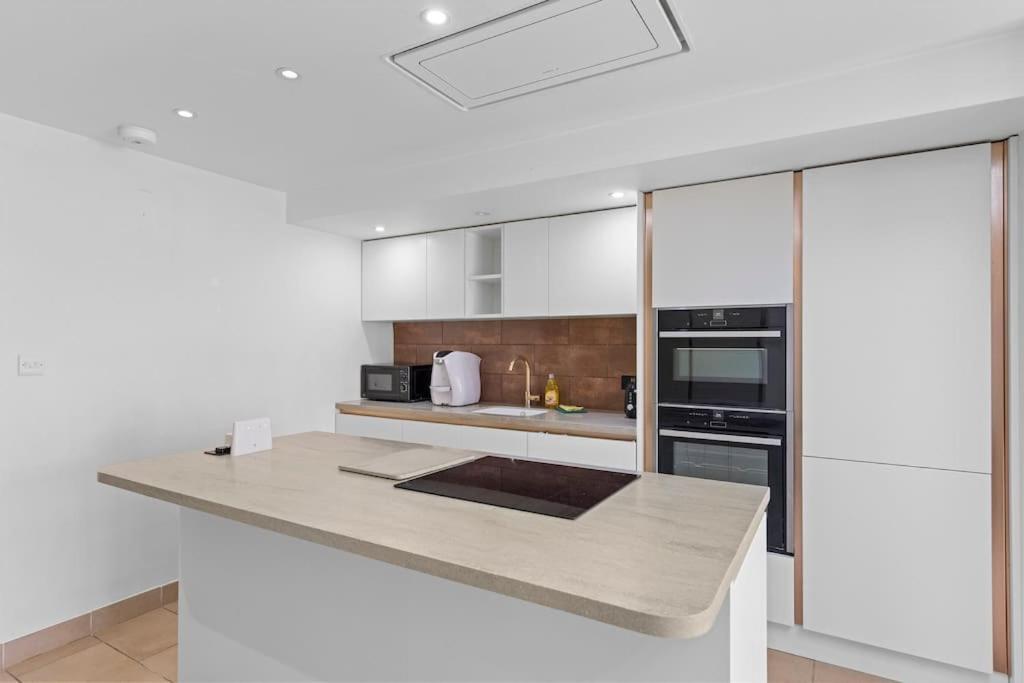 Charming Leytonstone 5 Bed - *