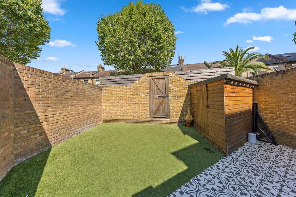 Charming Leytonstone 5 Bed - London