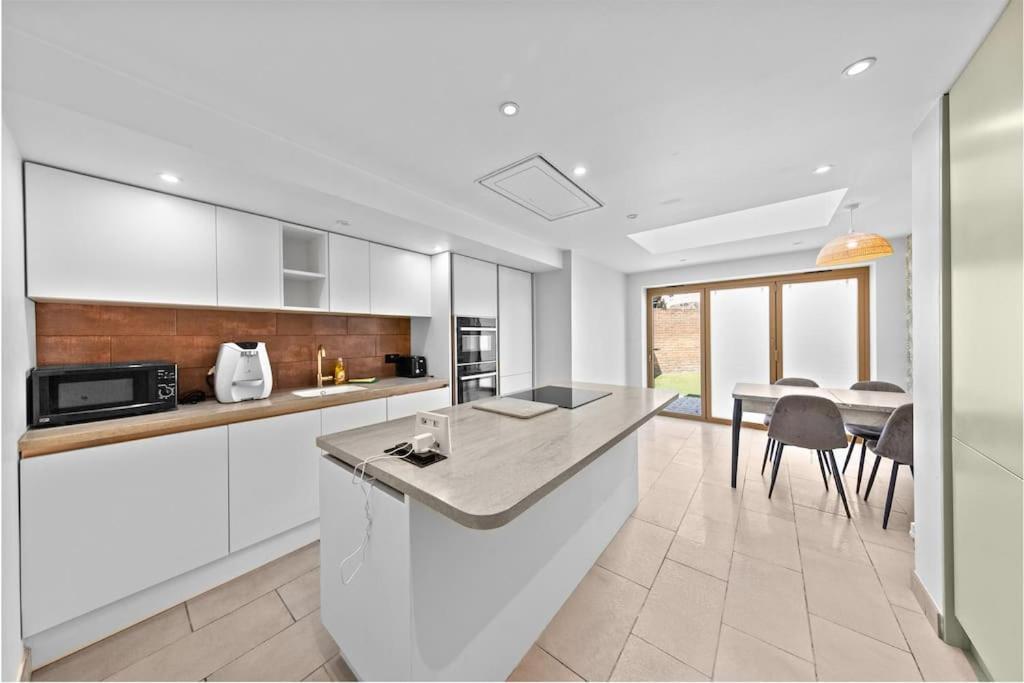 Charming Leytonstone 5 Bed - Apartment